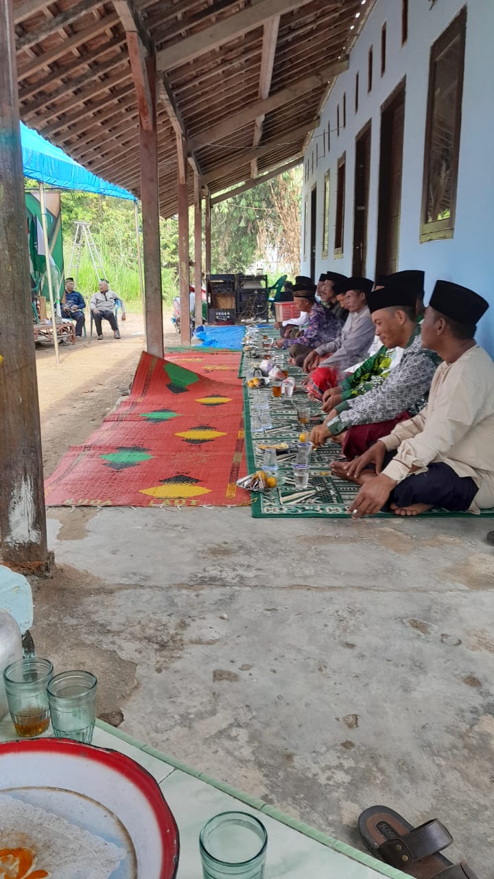 Menghadiri undangan pengajian Rutinan sekaligus Santunan anak yatim piatu di Mushila Al-Furqon Kampung Endang Rejo (Rabu, 10 Mei 2023)