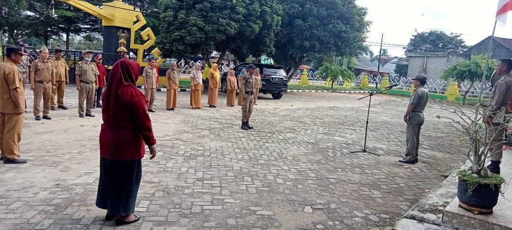 Melaksanakan Apel Mingguan di Halaman Kantor Kecamatan Seputih Agung (Senin, 12 Desember 2022)