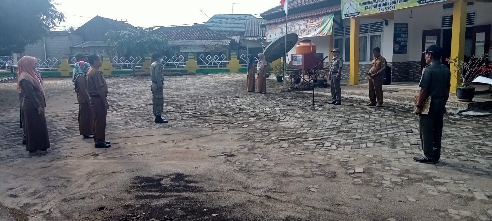 Melaksanakan Apel Mingguan di Halaman Kantor Kecamatan Seputih Agung (Senin, 12 September 2022)