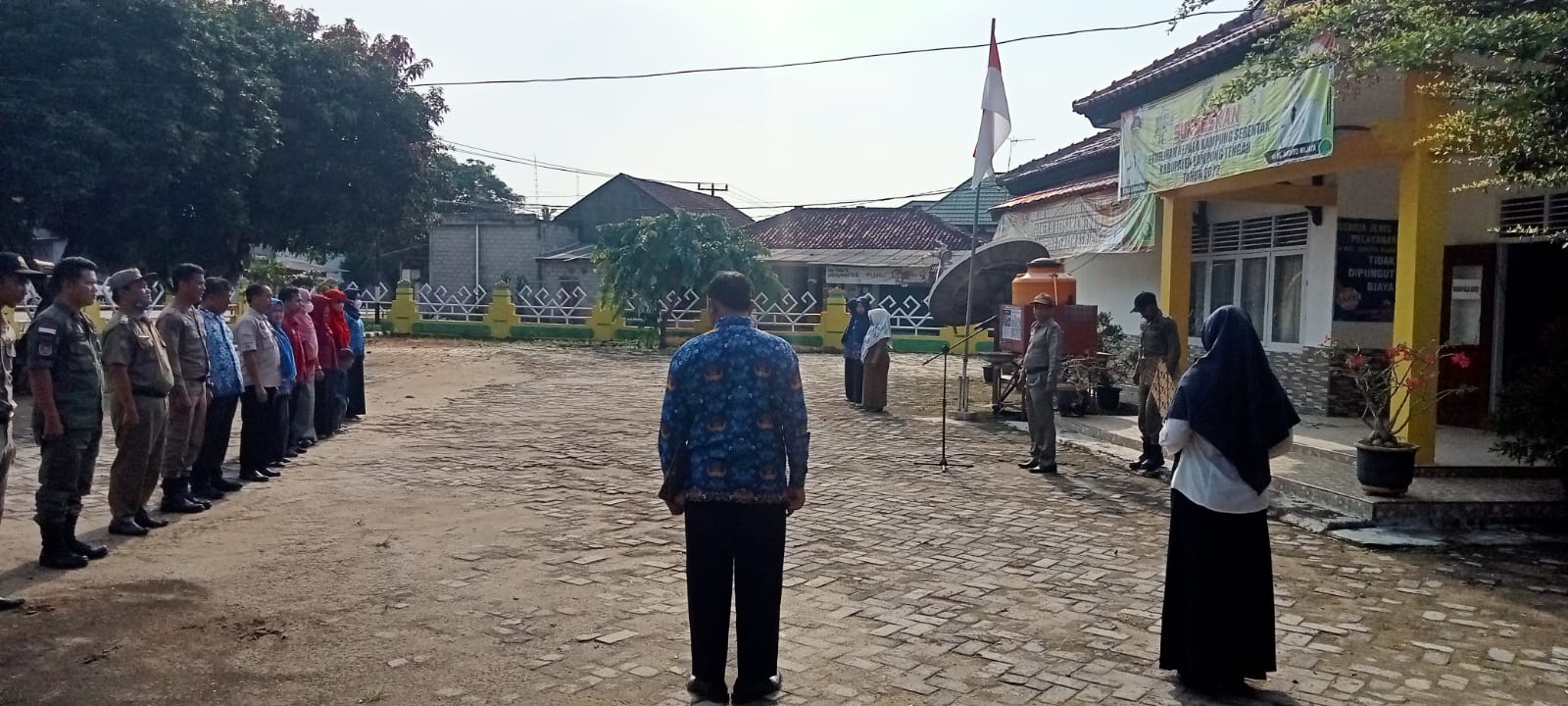 Melaksanakan Apel Mingguan di Halaman Kantor Kecamatan Seputih Agung (Senin, 17 Oktober 2022)