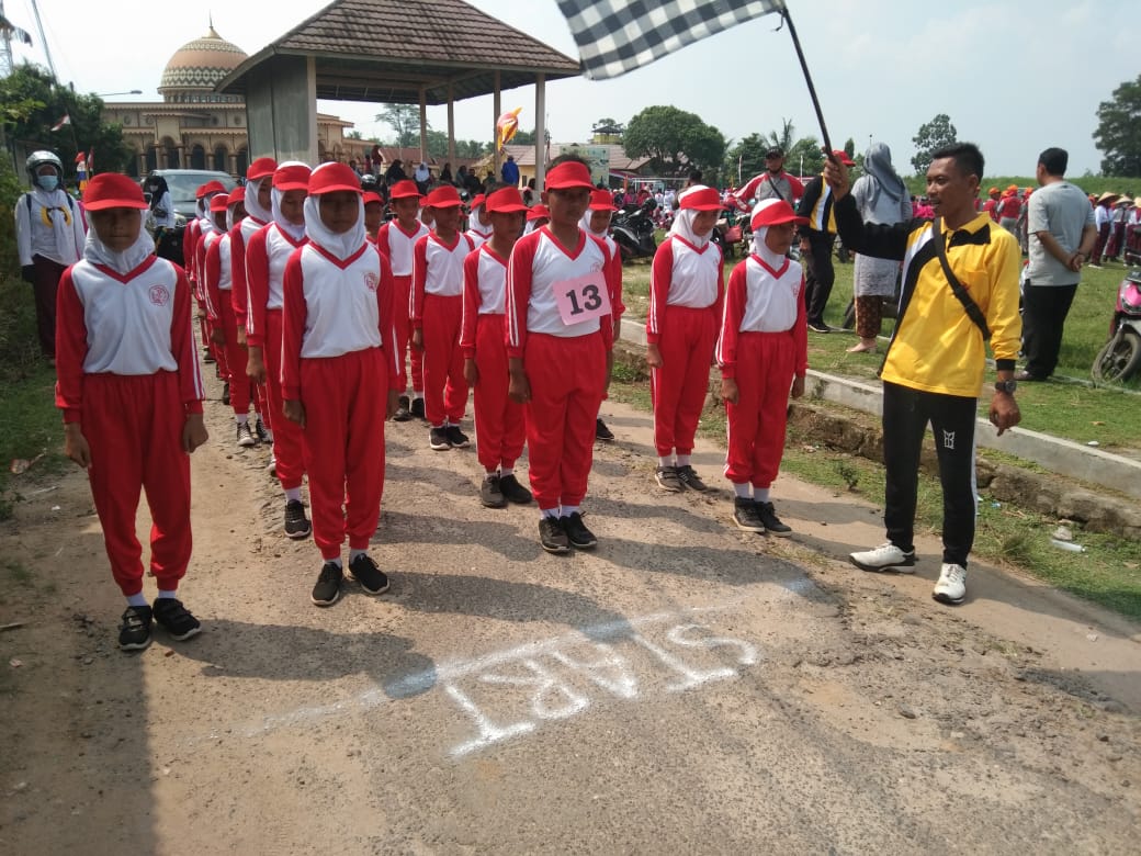 Pelepasan Lomb Gerak Jalan dalam Rangka HUT ke-77 dari Lapangan Sepak Bola Kampung SImpang Agung ke Lapangan Sepak Bola Kampung Dono Arum