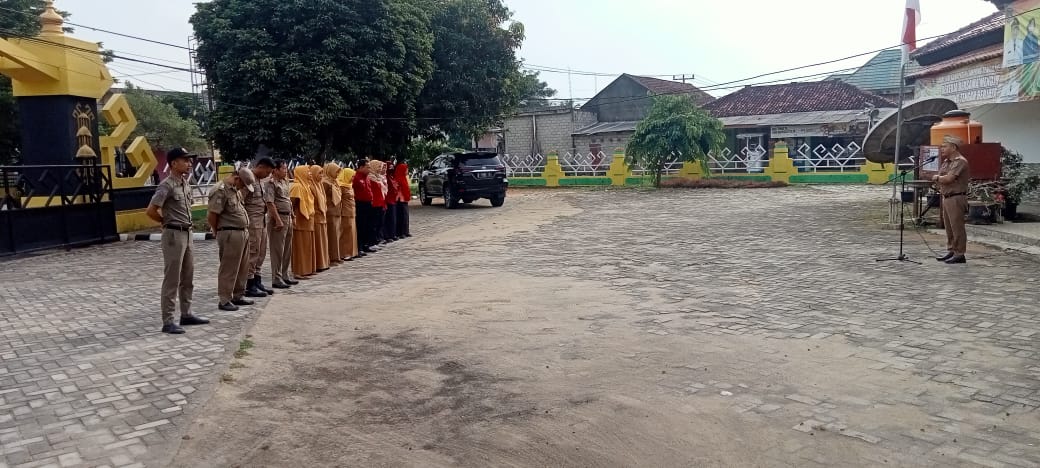 Melaksanakan Apel Mingguan di Halaman Kantor Kecamatan Seputih Agung (Senin, 16 Januari 2023)