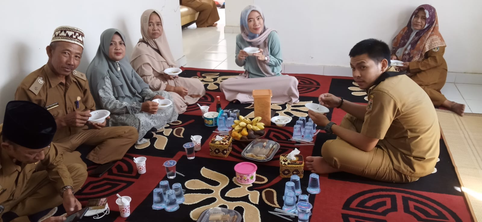 Halal Bihalal dengan Seluruh Pegawai Kecamatan Seputih Agung, Kepala Kampung Se-Kecamatan Seputih Agung, para Pendamping PKH dan DD serta Masyarakat Seputih Agung di Rumah Dinas Camat Seputih Agung