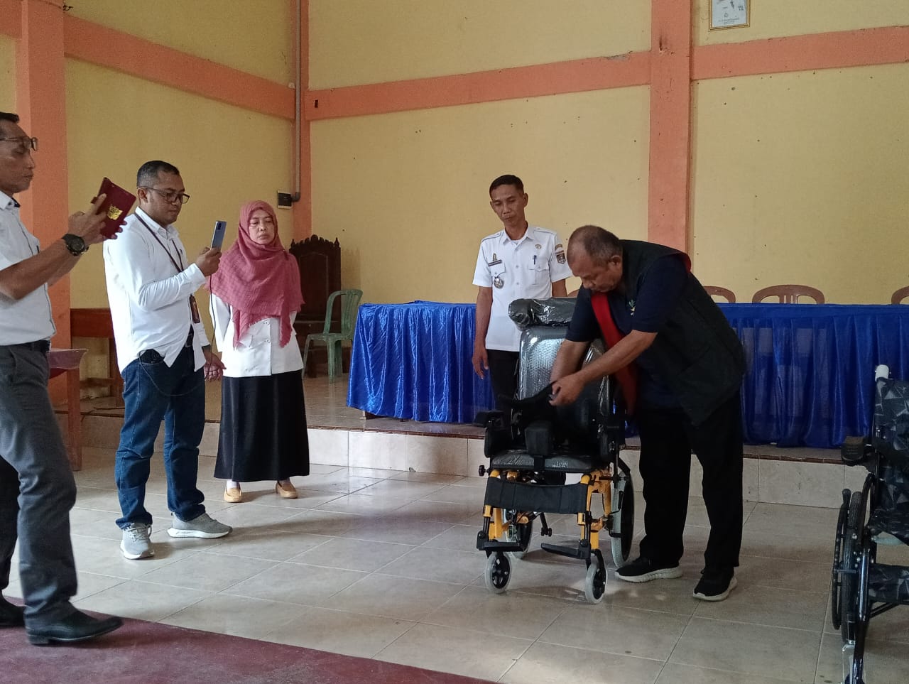 Penyaluran alat bantu(kursi roda,kruk, tongkat adaptif) kepada Pemerlu Pelayanan Kesejahteraan Sosial (PPKS) kecamatan seputih agung dari kementrian sosial, sentra Wiyata guna melalui dinas sosial kab. Lampung tengah (Rabu, 07 Agustus 2024)