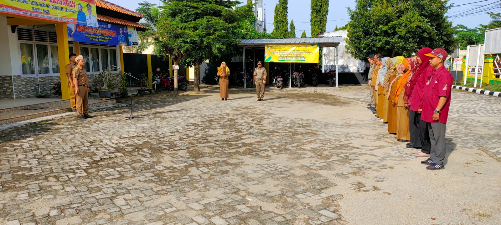 Melaksanakan Apel Mingguan di Halaman Kantor Kecamatan Seputih Agung (Senin, 05 Desember 2022)