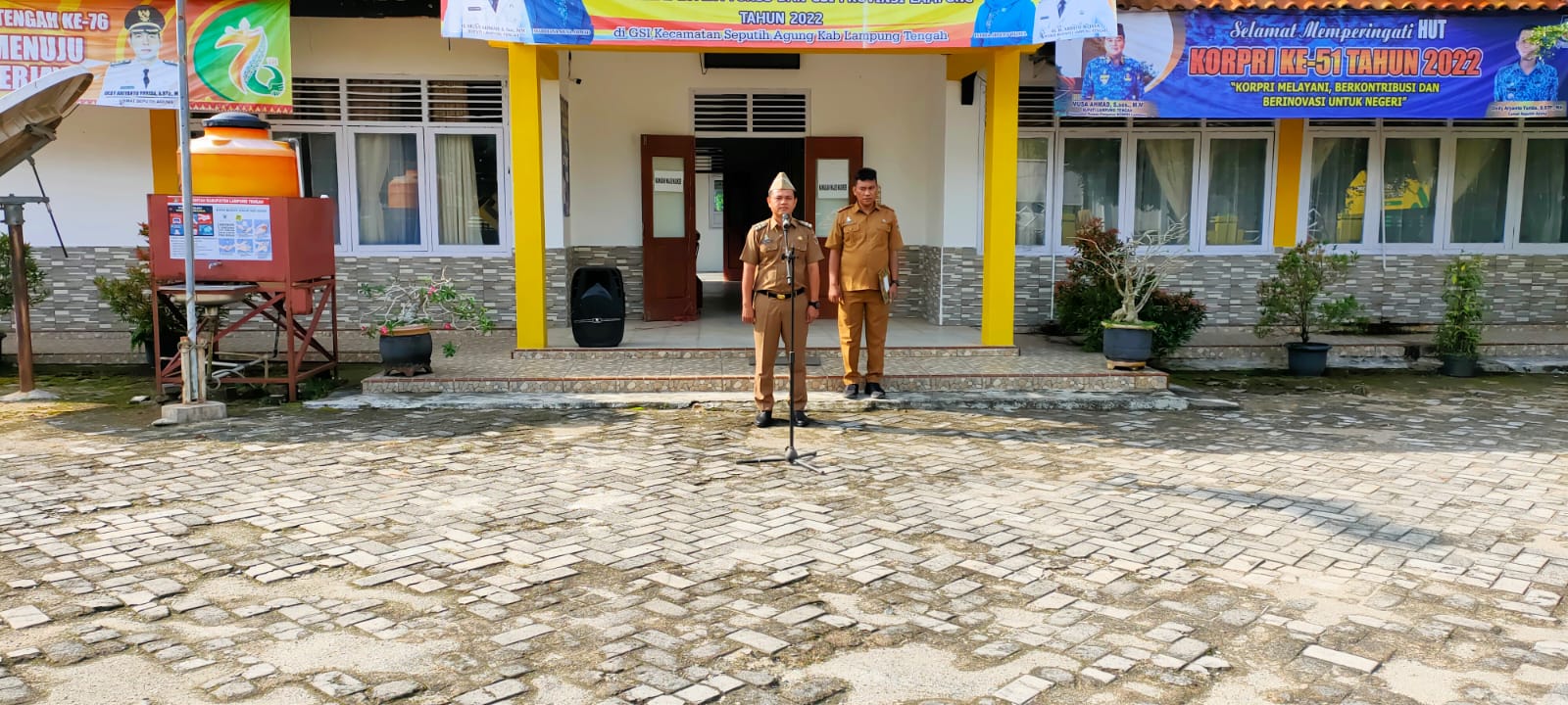 Melaksanakan Apel Mingguan di Halaman Kantor Kecamatan Seputih Agung (Senin, 05 Desember 2022)