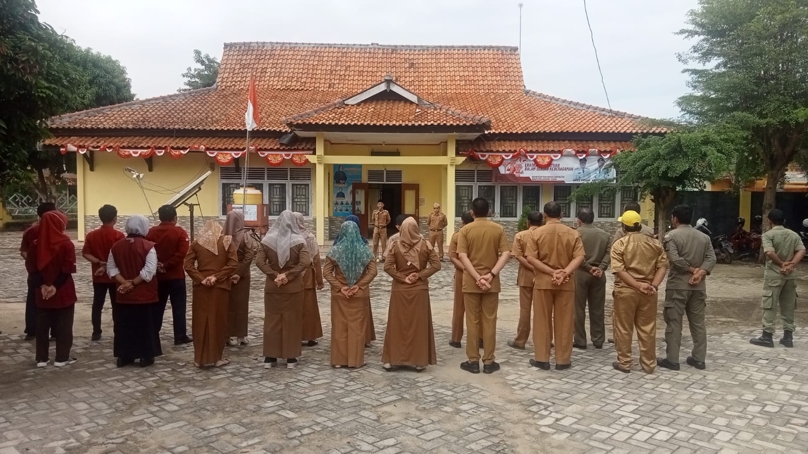 Melaksanakan Apel Mingguan di Halaman Kantor Kecamatan Seputih Agung (senin, 05 Agustus 2024)