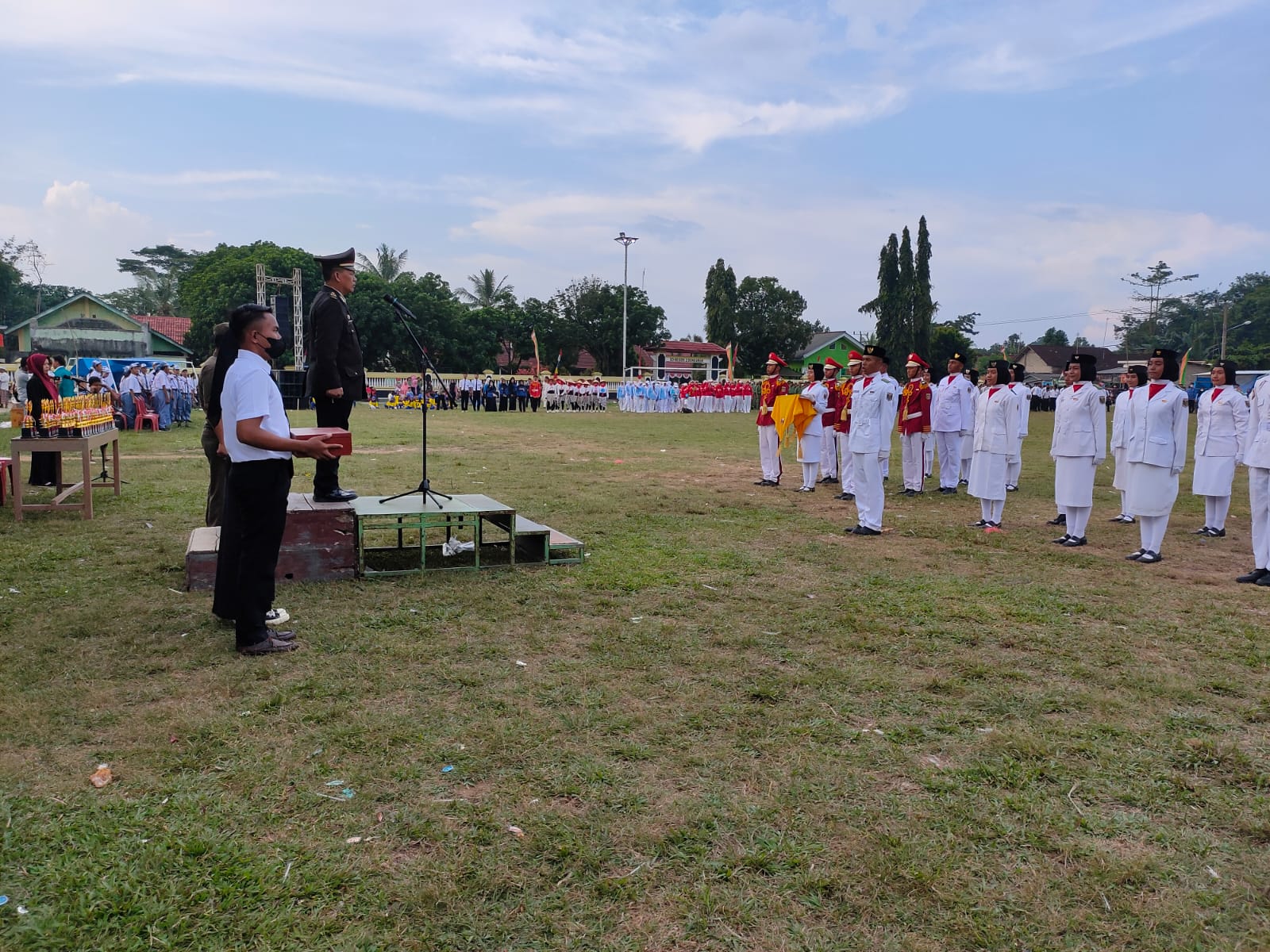 Upacara Penurunan Bendera Merah Putih dalam Rangka HUT RI Ke-77 di Lapangan Merdeka Dono Arum