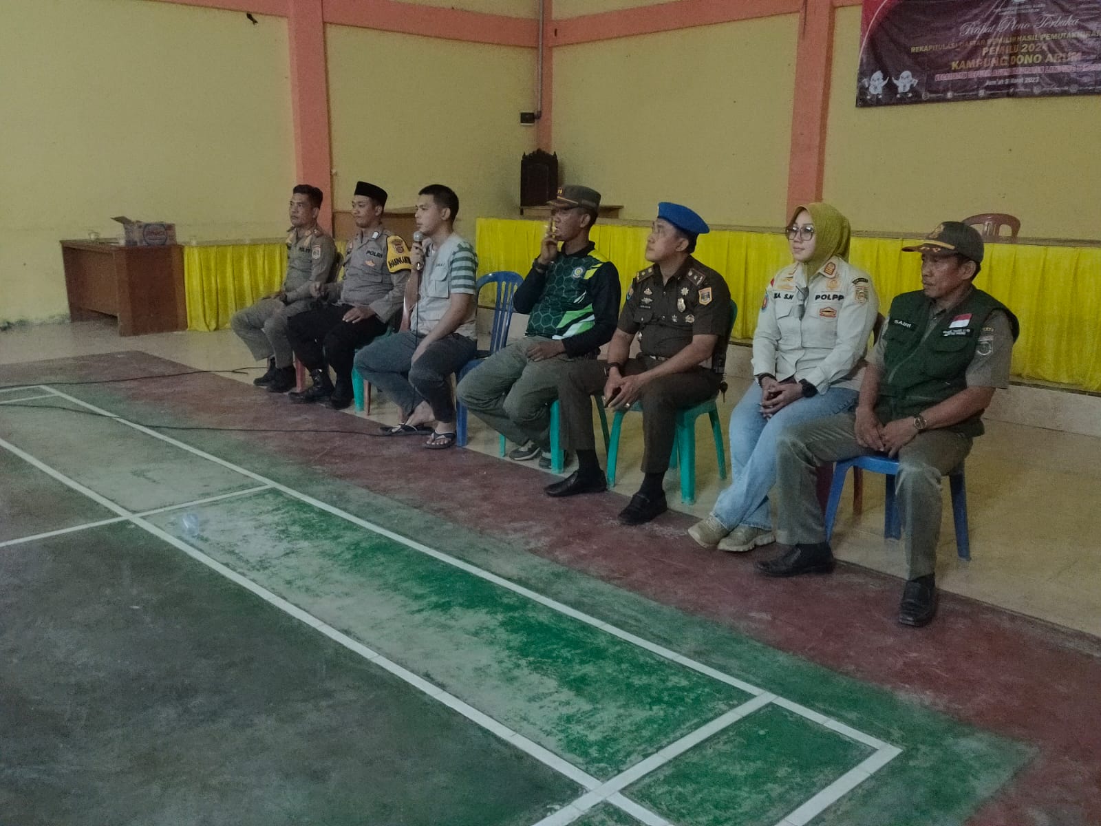 Pembinaan linmas dari Kabid ketentraman dan ketertiban umum dan kabid linmas kabupaten lampung tengah di Balai Kampung Dono Arum (Senin, 10 April 2023)