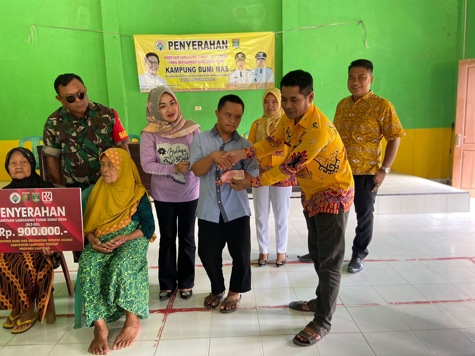 Penyaluran Bantuan Langsung Tunai (BLT DD) Triwulan I Tahun 2023 di Balai Kampung Bumi Mas (Sabtu, 01 April 2023)