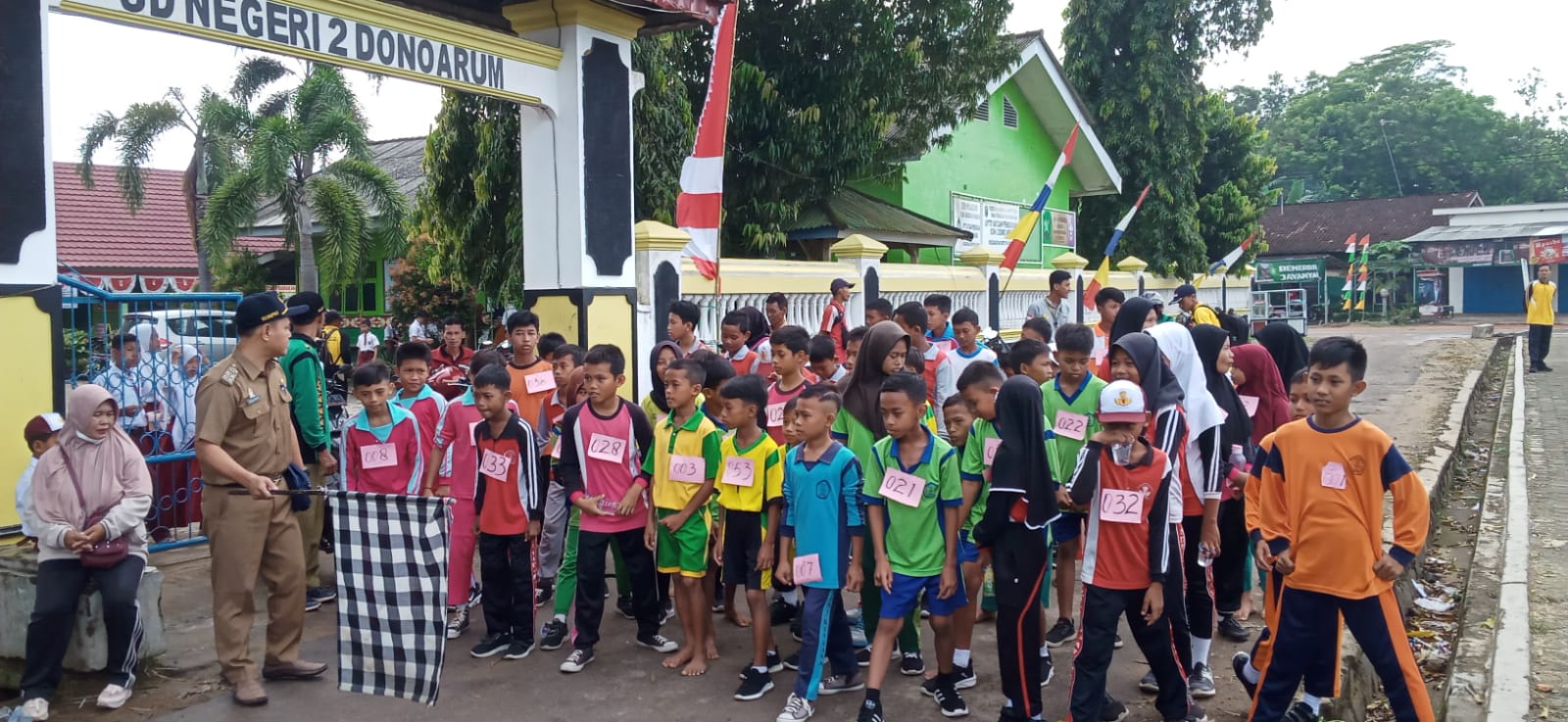 Pembukaan Lomba Lari 5.000 dan 3.000 M dan Pembekalan peserta Paskibra dalam Rangka HUT RI Ke-77 di Lapangan Sepak Bola Kampung Dono Arum