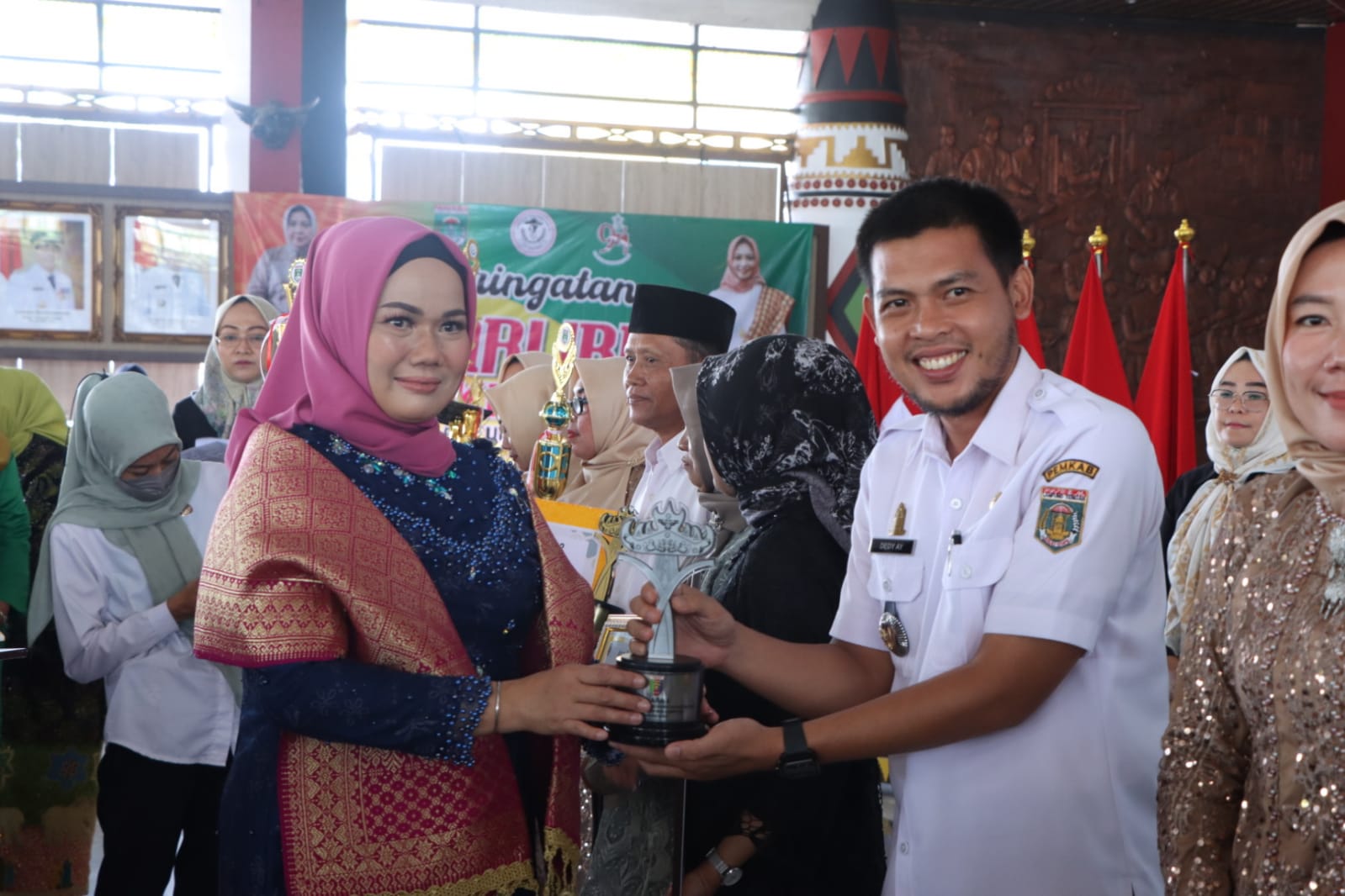 Peringatan Hari Ibu sekaligus penyerahan hadiah Lomba : P3KSS Juara 2 Tingkat Provinsi, GSI juara 2 Tingkat Provinsi, Perpustakaan kampung juara 2 Tingkat Kabupaten, Lomba masak serba ikan juara harapan 1 Tingkat Kabupaten  (Kamis, 22 Desember 2022)