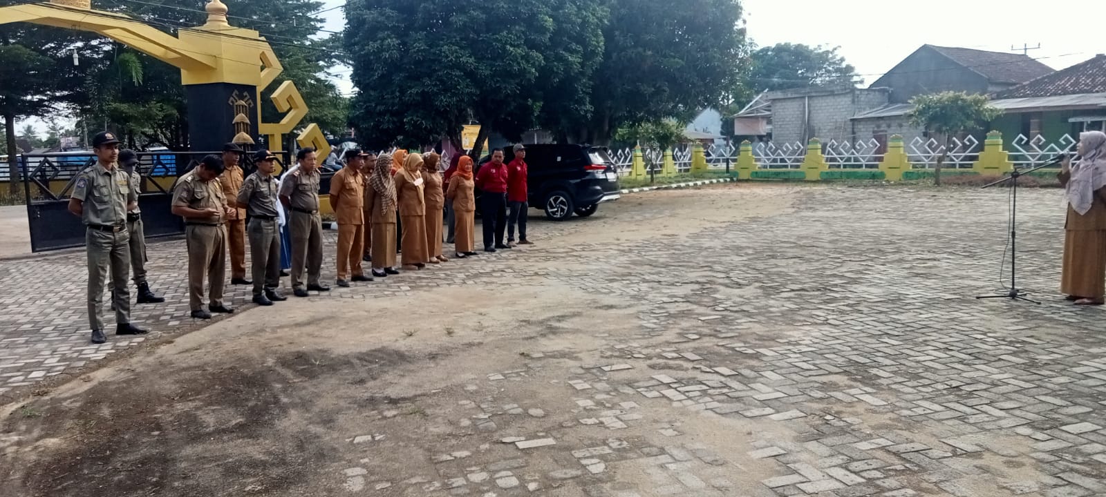 Melaksanakan Apel Mingguan di Halaman Kantor Kecamatan Seputih Agung (Senin, 06 Februari 2023)