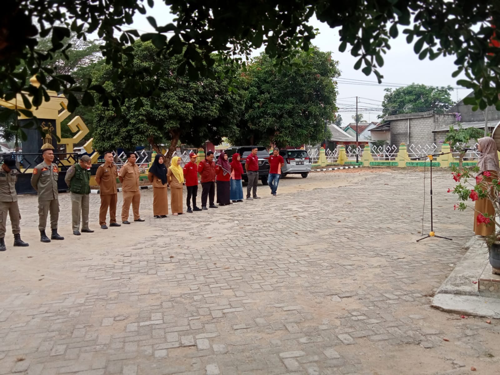 Apel mingguan di Halaman Kantor Camat Seputih Agung (Senin, 27 November 2023)