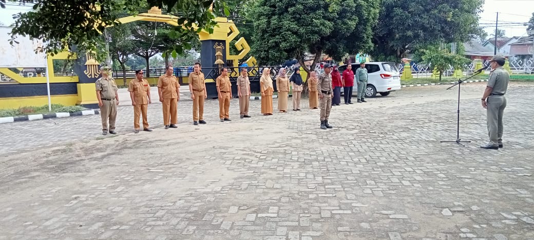 Melaksanakan Apel Mingguan di Halaman Kantor Kecamatan Seputih Agung (Senin, 02 Januari 2023)