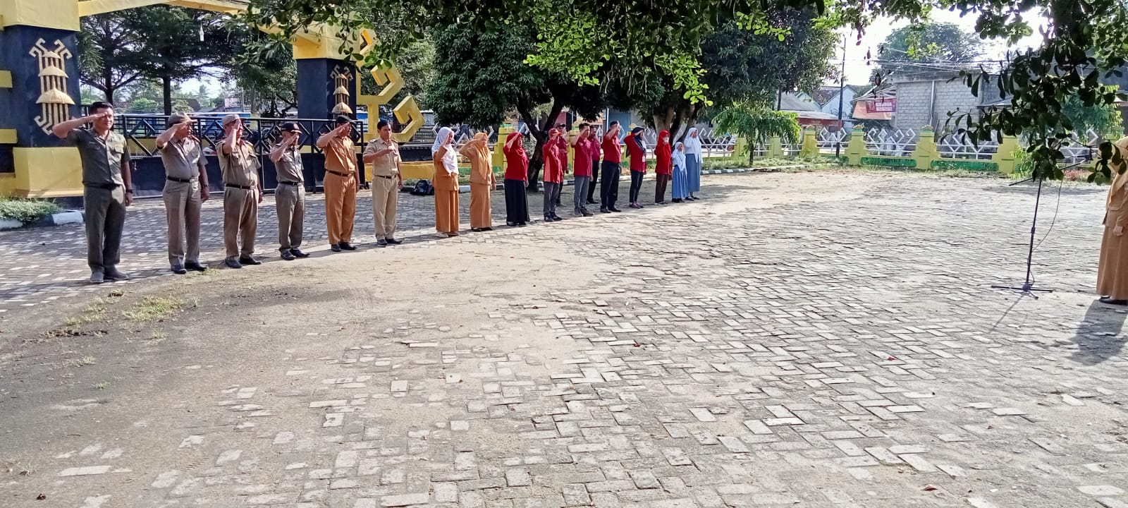 Melaksanakan Apel Mingguan di Halaman Kantor Kecamatan Seputih Agung (Senin, 06 Maret 2023)