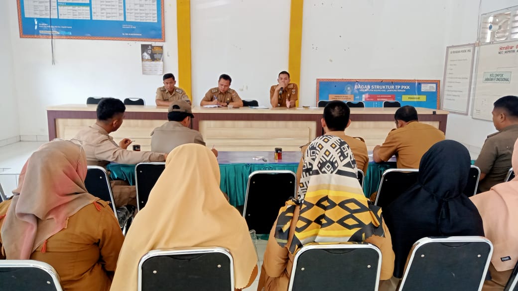 Rapat Staf di Aula Kecamatan Seputih Agung (Senin, 09 Januari 2023)