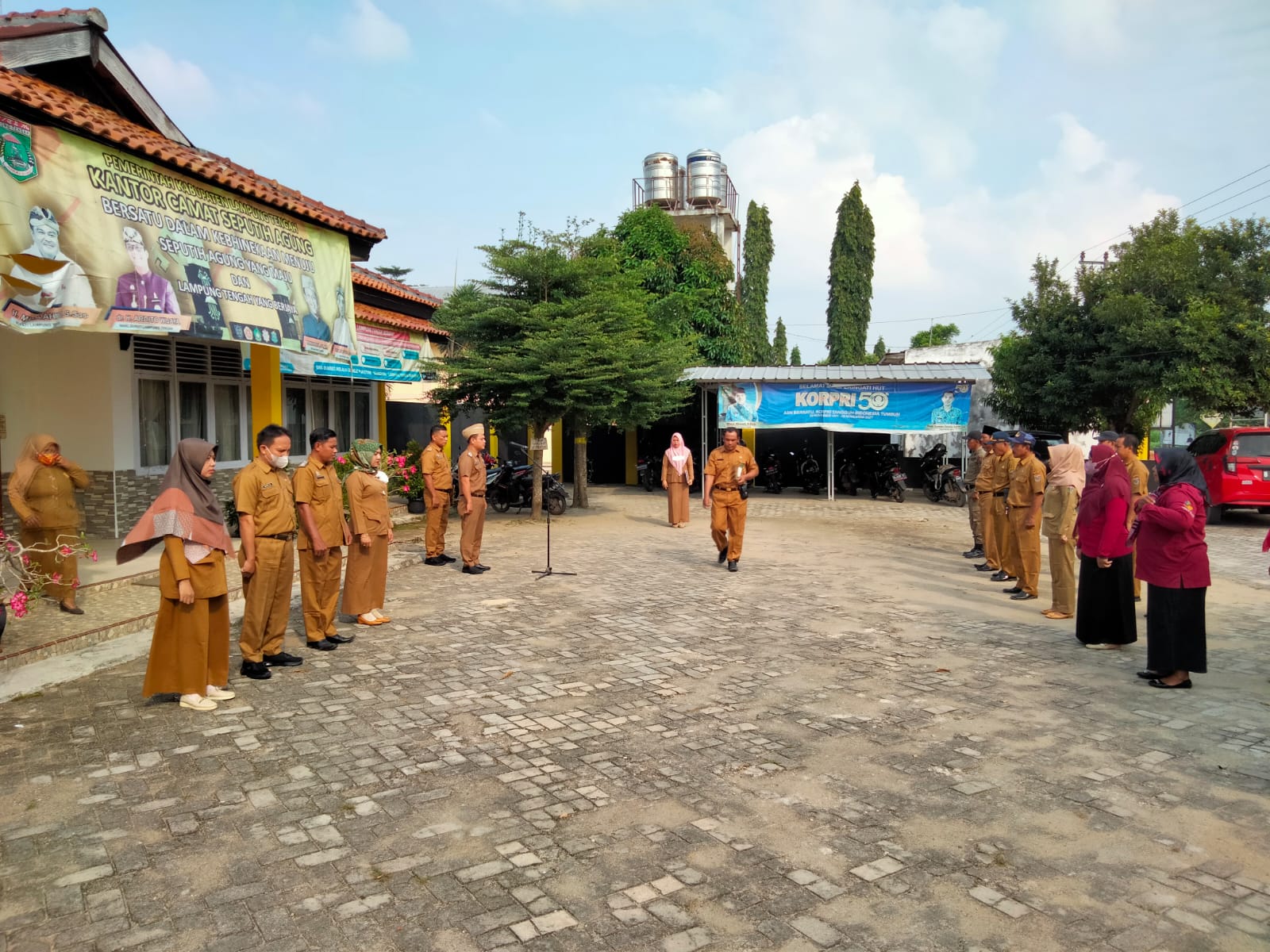 Melaksanakan Apel Mingguan  (11 Juli 2022) di Halaman Kantor Kecamatan Seputih Agung