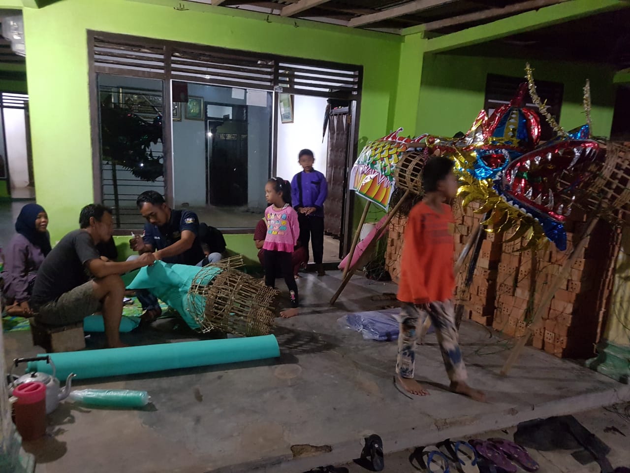 monitoring pembuatan Leang Leong dalam rangka persiapan Festival Pawai Budaya Tahun 2022 di Kampung Simpang Agung