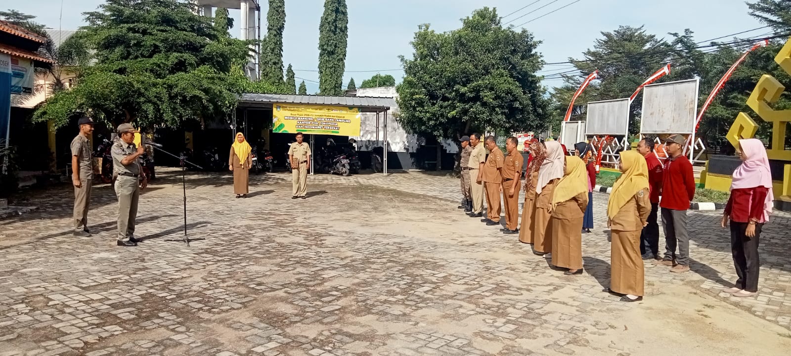 Melaksanakan Apel Mingguan di Halaman Kantor Kecamatan Seputih Agung (Senin, 14 November 2022)