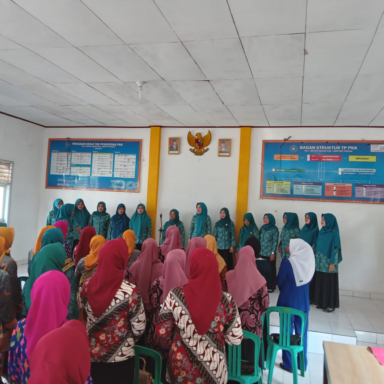 Pembukaan Lomba Paduan Suara Dasawisma dalam Rangka HUT RI Ke-77 di Aula Kecamatan Seputih Agung