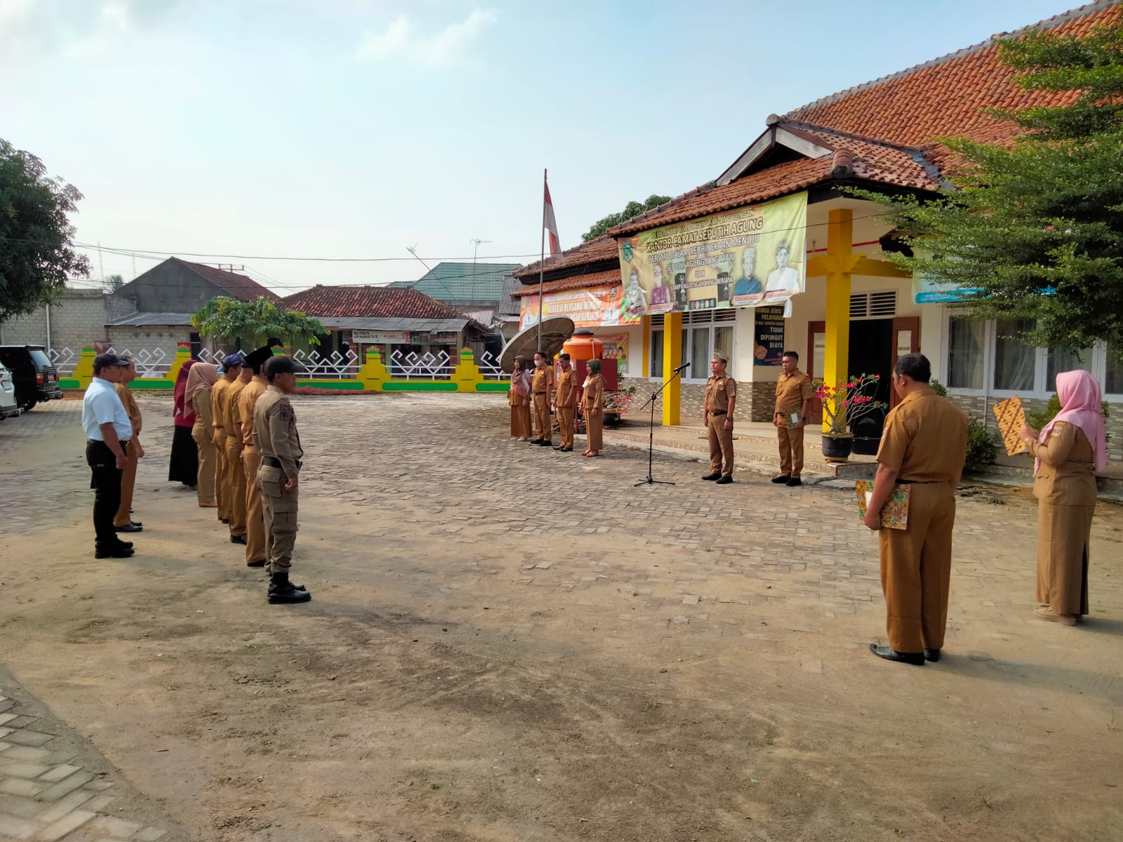 Melaksanakan Apel Mingguan  (11 Juli 2022) di Halaman Kantor Kecamatan Seputih Agung