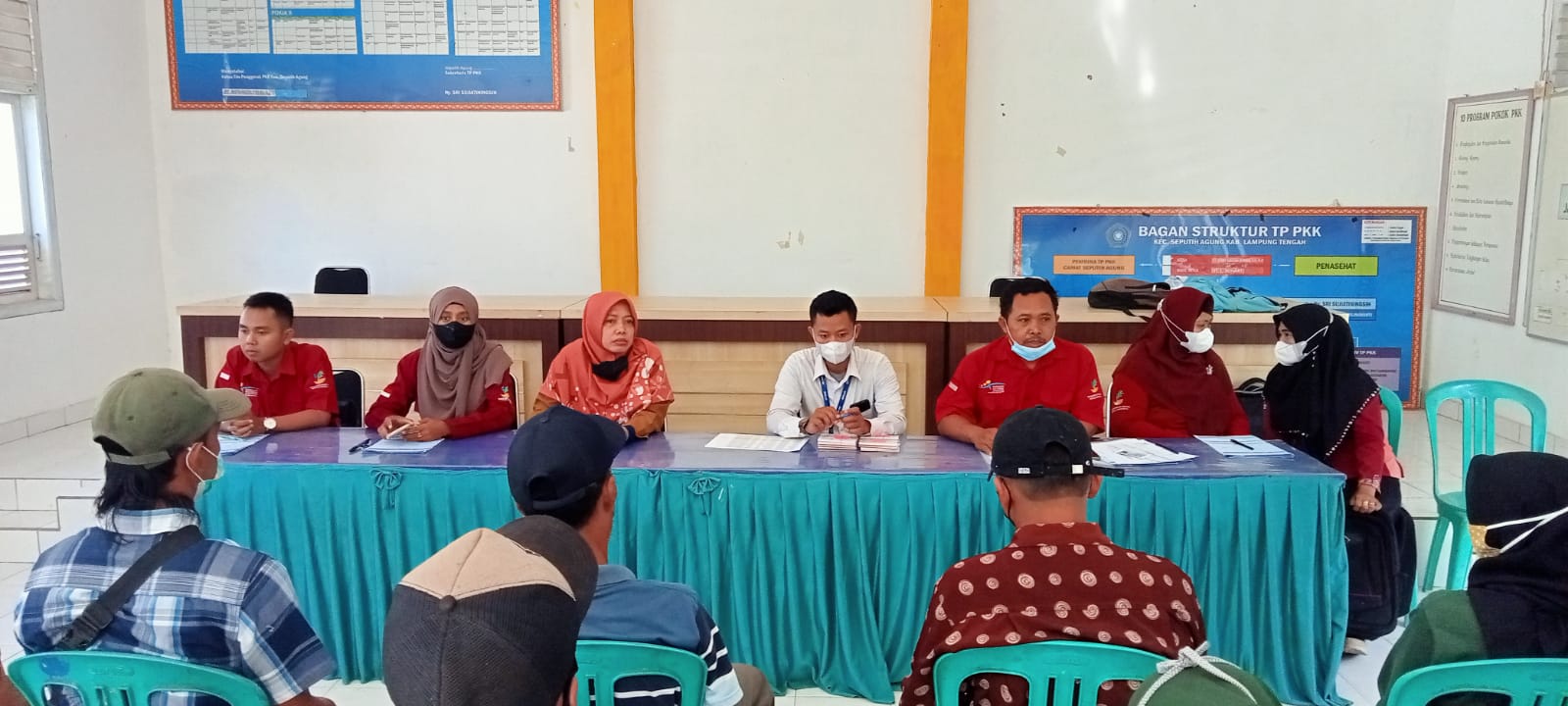 Pembagian Buku Tabungan dan KKS (Kartu Keluarga Sejahtera) kepada Keluarga Penerima Manfaat (KPM) Program Keluarga Harapan (PKH) Seputih Agung di Aula Kecamatan Seputih Agung