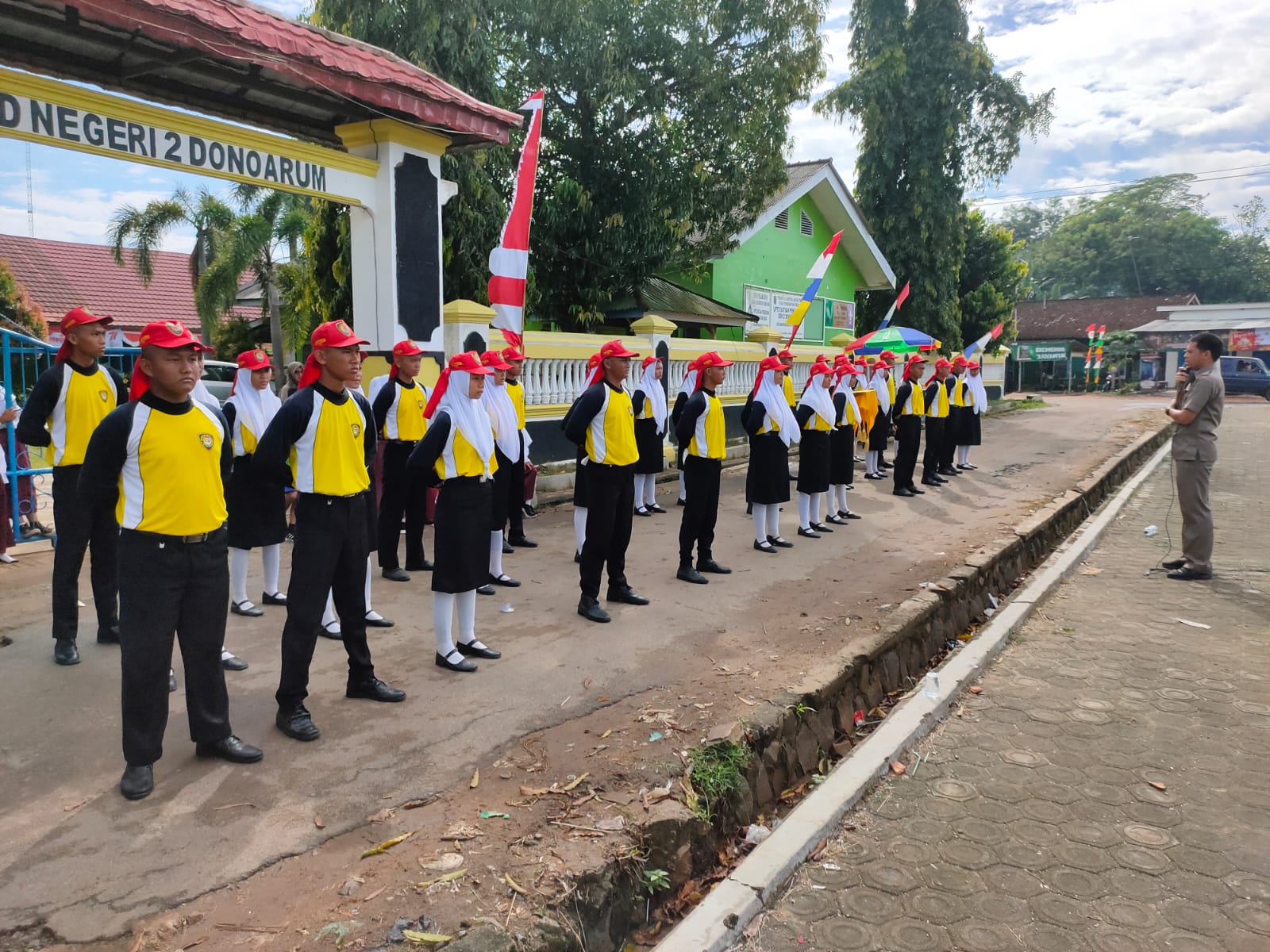 Pembukaan Lomba Lari 5.000 dan 3.000 M dan Pembekalan peserta Paskibra dalam Rangka HUT RI Ke-77 di Lapangan Sepak Bola Kampung Dono Arum