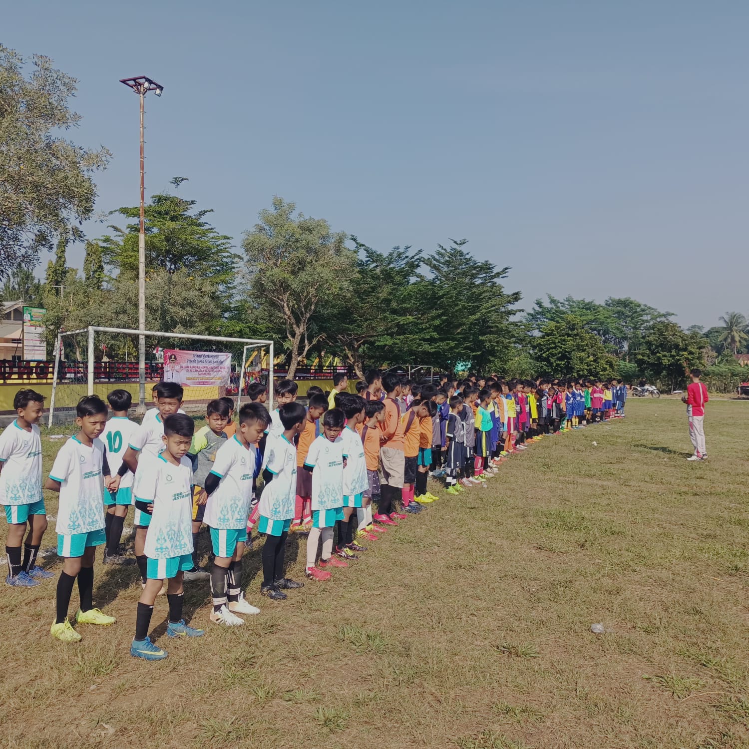 Pembukaan Lomba Sepak Bola Mini antas SD/ MI Se-Kecmaatan Seputih Agung dalam Rangka HUT RI ke-77 di Lapangan Sepak Bola Kampung Dono Arum