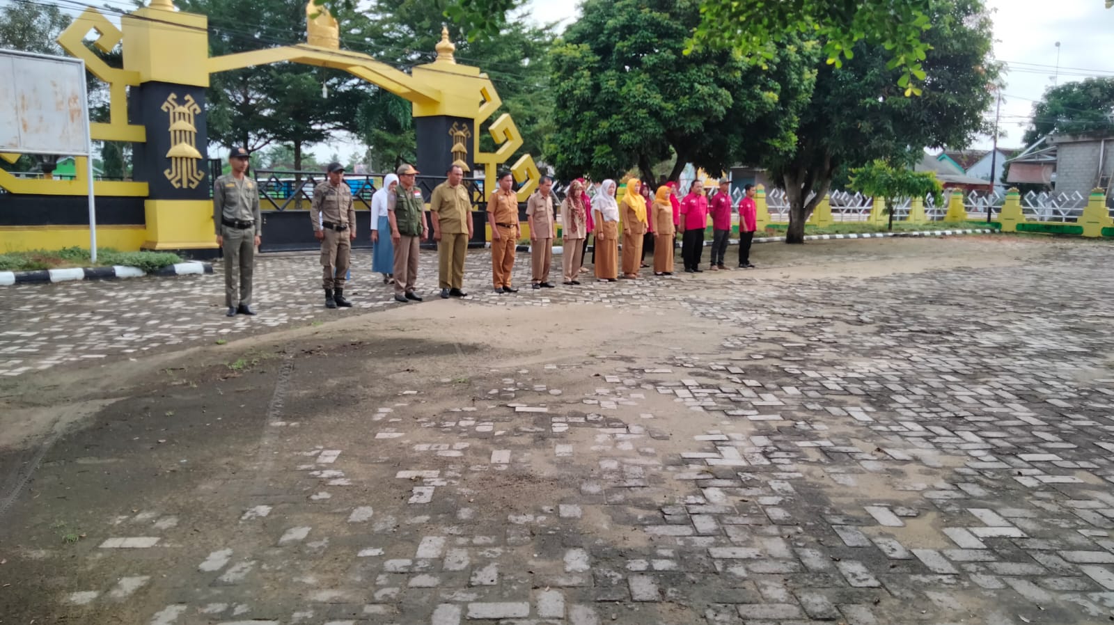 Melaksanakan Apel Mingguan di Halaman Kantor Kecamatan Seputih Agung (Senin, 20 Februari 2023)