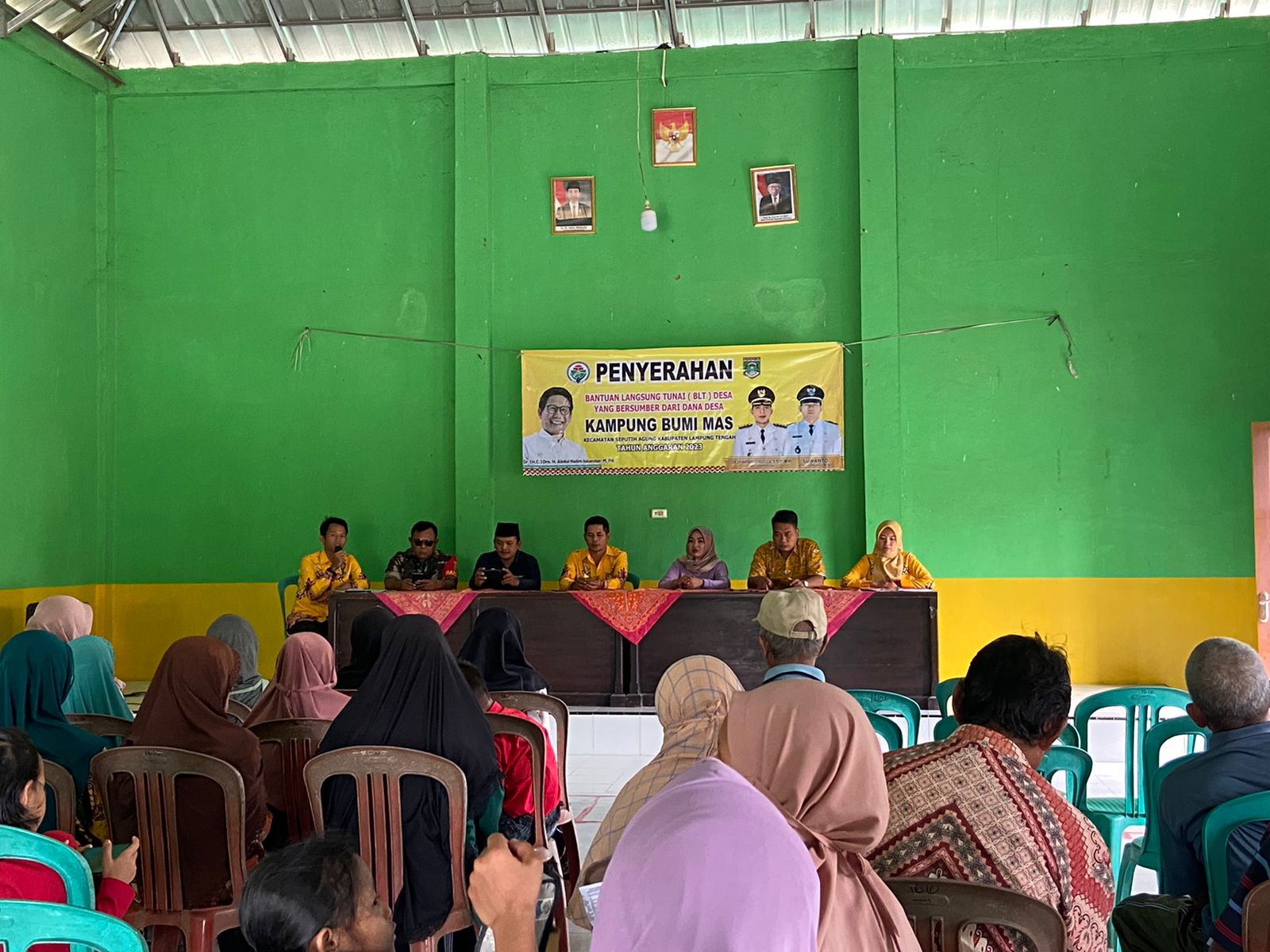 Penyaluran Bantuan Langsung Tunai (BLT DD) Triwulan I Tahun 2023 di Balai Kampung Bumi Mas (Sabtu, 01 April 2023)