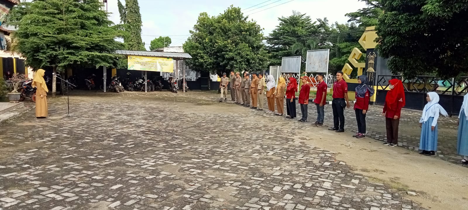 Melaksanakan Apel Mingguan di Halaman Kantor Kecamatan Seputih Agung (Senin, 06 Maret 2023)