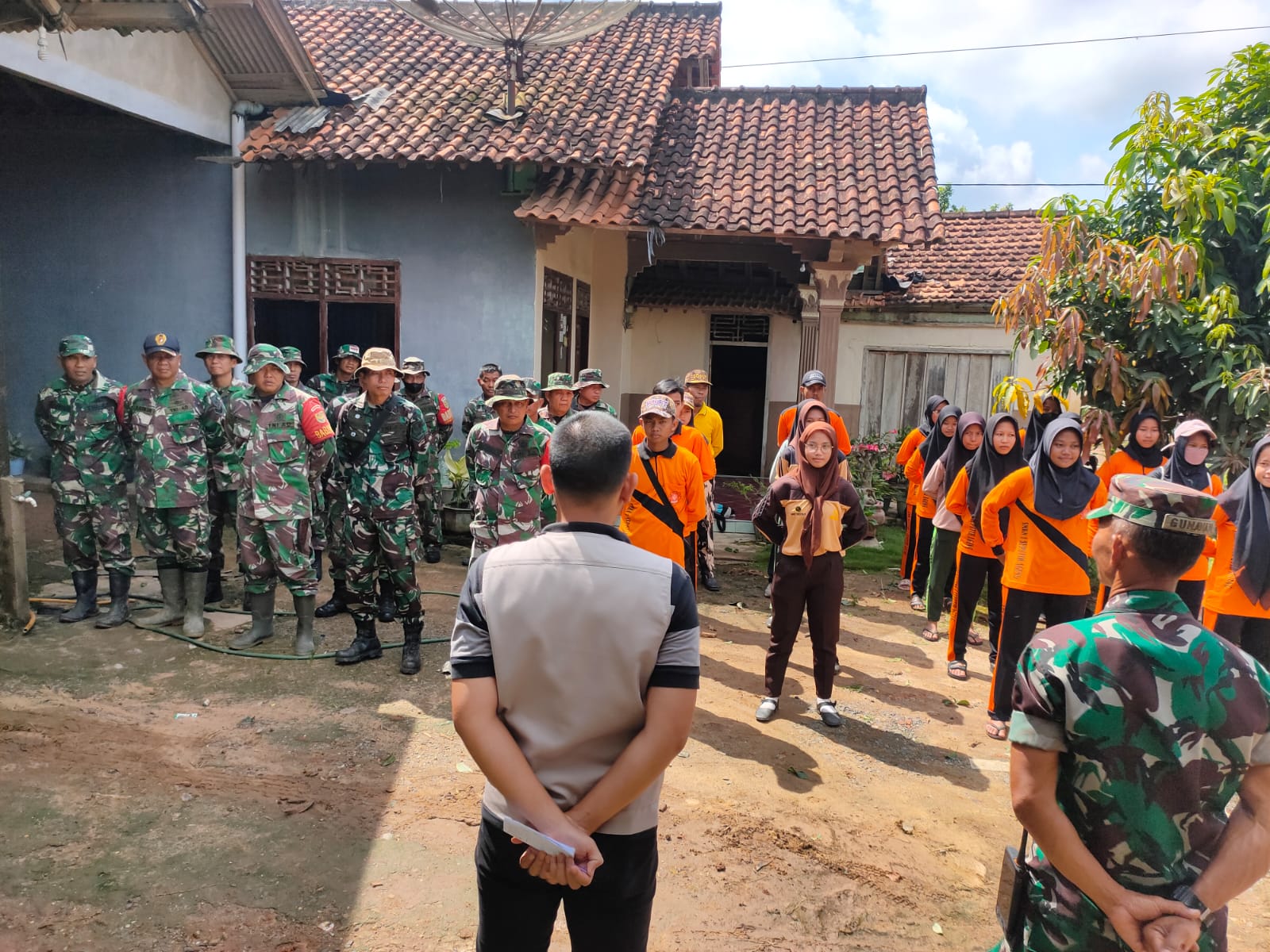 Cek Lokasi rumah yang terkena angin putting beliung dan gotong royong di Kampung Gayau Sakti dan Muji Rahayu (Selasa, 04 April 2023)