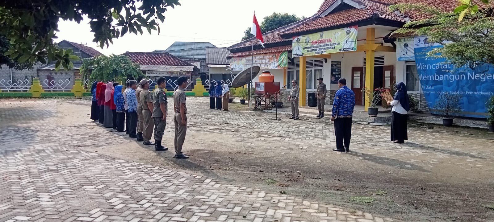 Melaksanakan Apel Mingguan di Halaman Kantor Kecamatan Seputih Agung (Senin, 17 Oktober 2022)