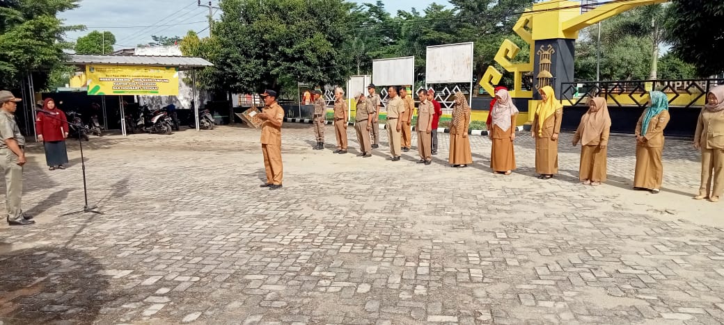 Melaksanakan Apel Mingguan di Halaman Kantor Kecamatan Seputih Agung (Senin, 12 Desember 2022)