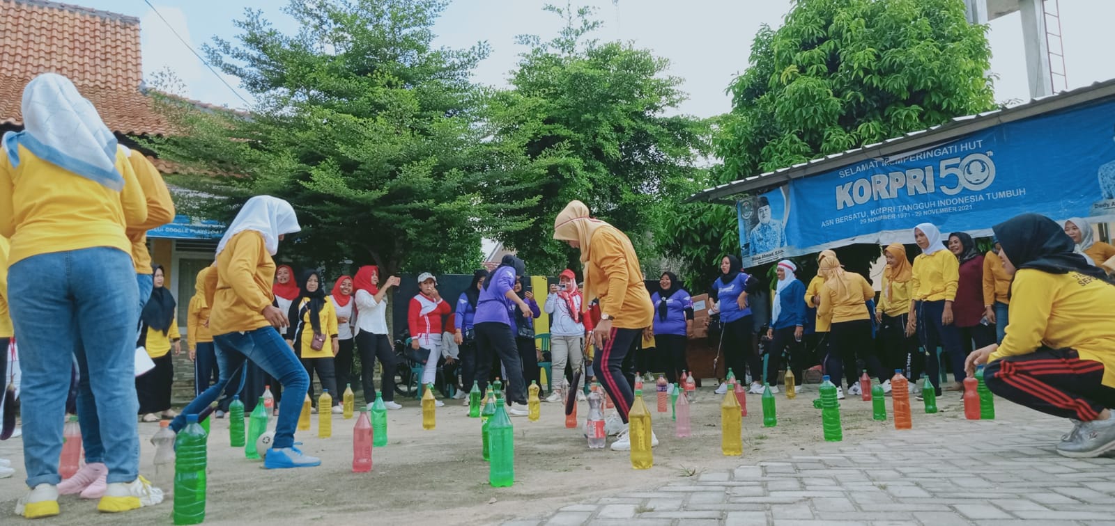 Pembukaan Lomba dan Pembagian Hadiah Pemenang Kekompakan dalam Rangka HUT RI Ke-77 di Halaman Kecamatan Seputih Agung