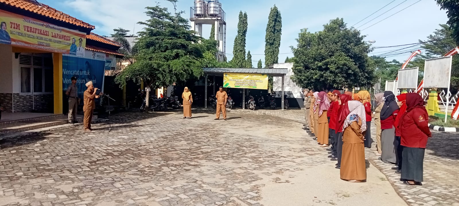 Melaksanakan Apel Mingguan di Halaman Kantor Kecamatan Seputih Agung (Senin, 21 November 2022)