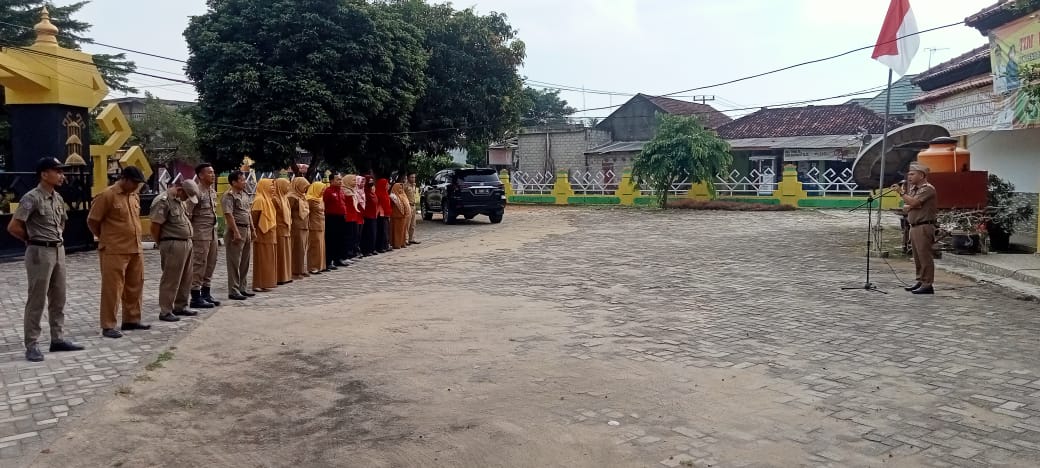 Melaksanakan Apel Mingguan di Halaman Kantor Kecamatan Seputih Agung (Senin, 16 Januari 2023)