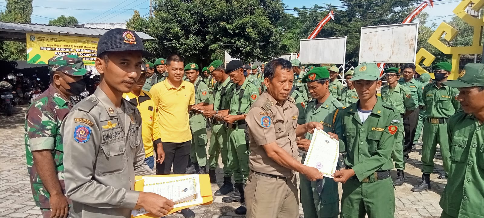 Pembinaan Linmas Se-Kecamatan Seputih Agung di Halaman Kantor Kec. Seputih Agung (Jum'at, 27 November 2022)