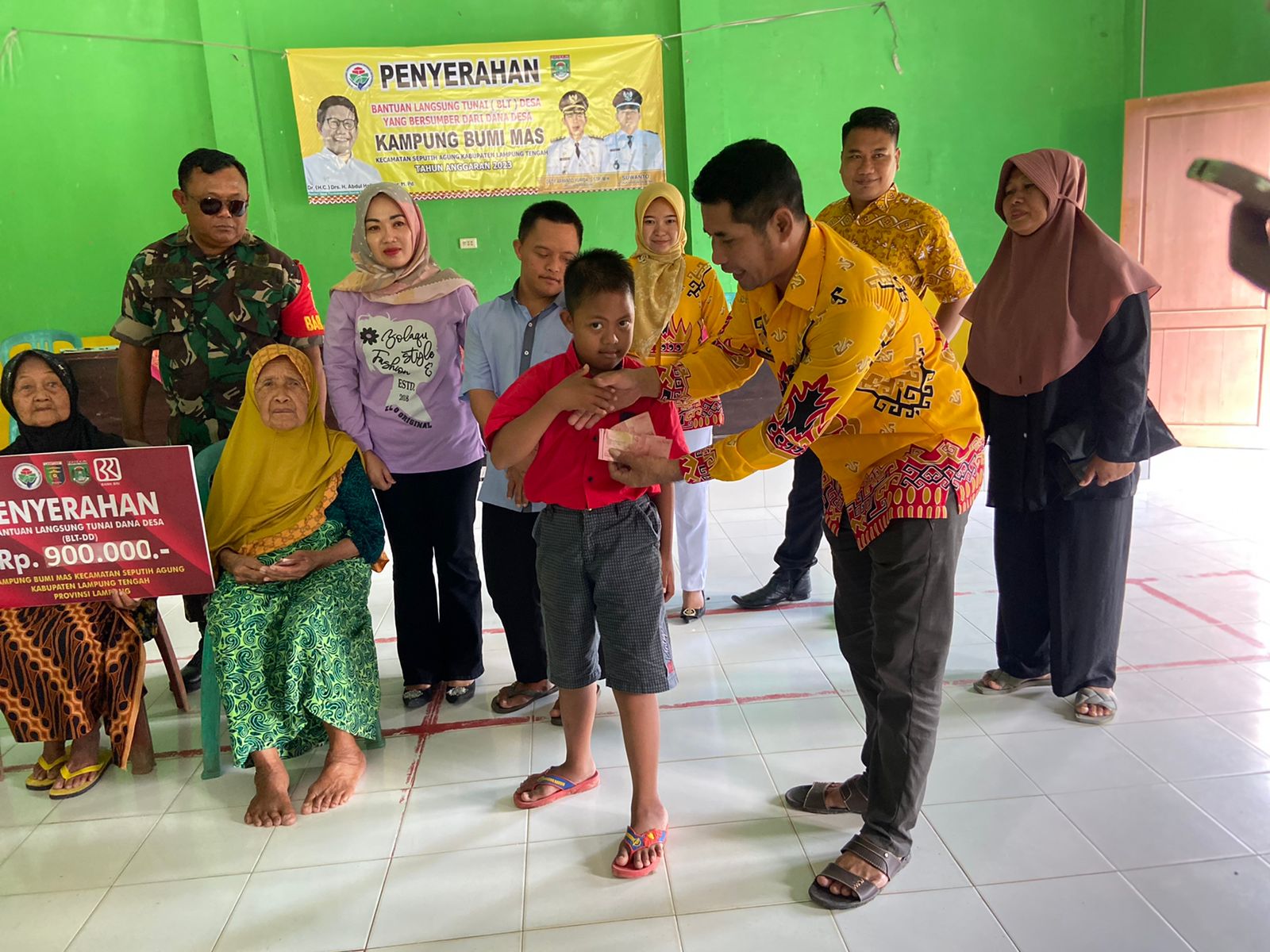 Penyaluran Bantuan Langsung Tunai (BLT DD) Triwulan I Tahun 2023 di Balai Kampung Bumi Mas (Sabtu, 01 April 2023)