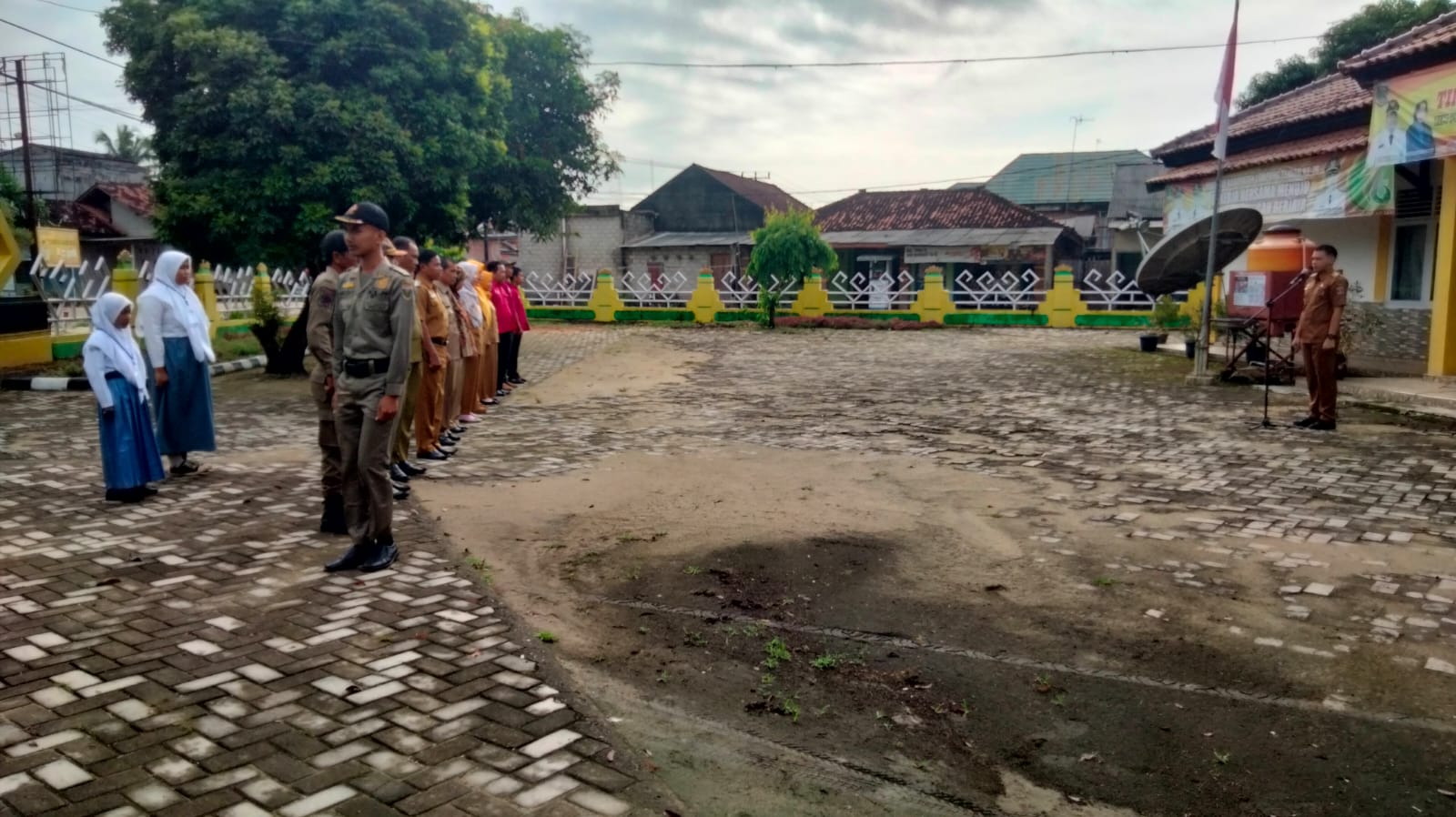 Melaksanakan Apel Mingguan di Halaman Kantor Kecamatan Seputih Agung (Senin, 20 Februari 2023)