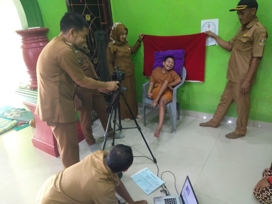 Jemput Bola Perekaman E-KTP bagi Masyarakat yang sakit dan Disabilitas di Kampung Sulusuban (Senin, 06 Maret 2023)