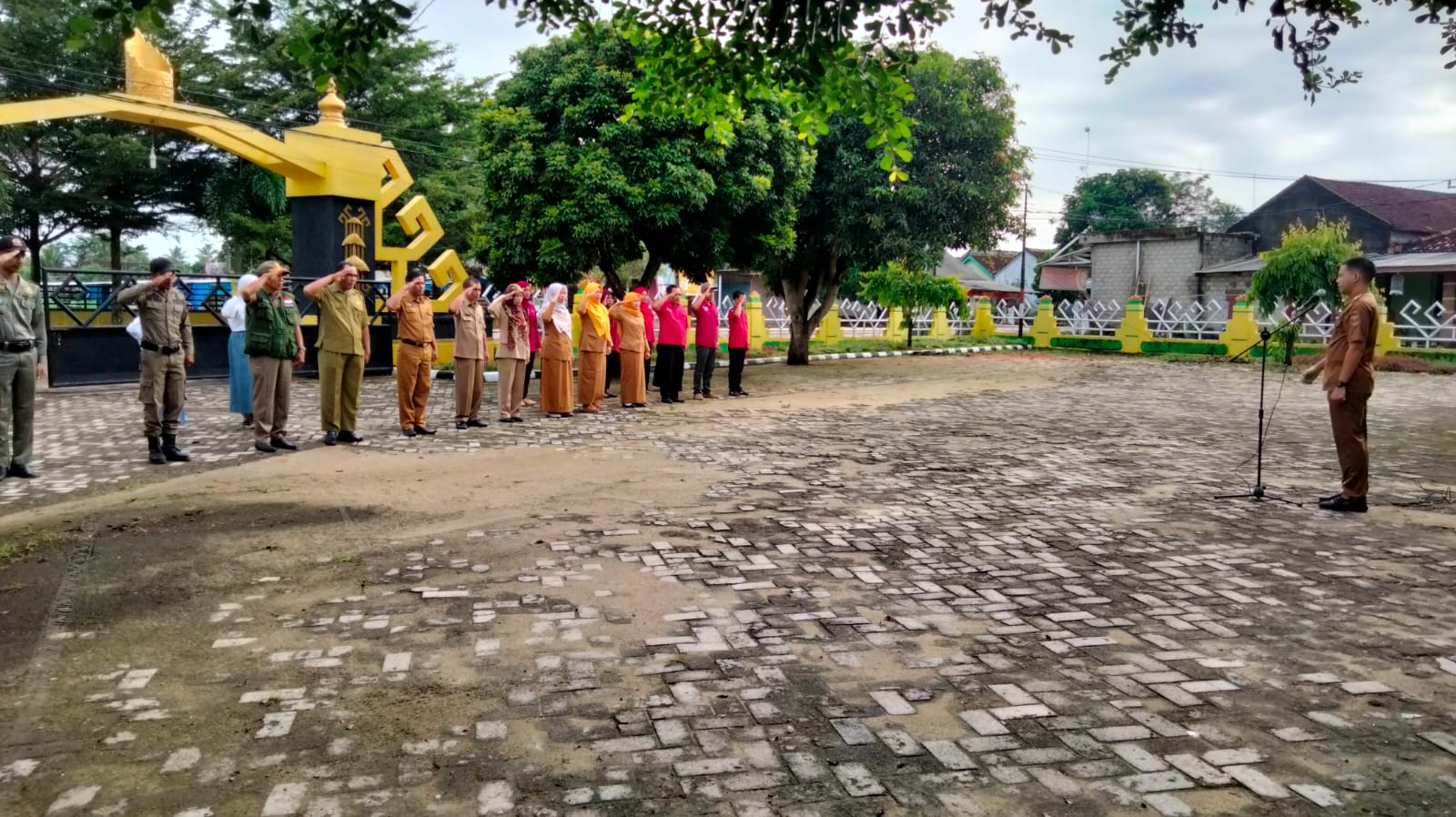 Melaksanakan Apel Mingguan di Halaman Kantor Kecamatan Seputih Agung (Senin, 20 Februari 2023)