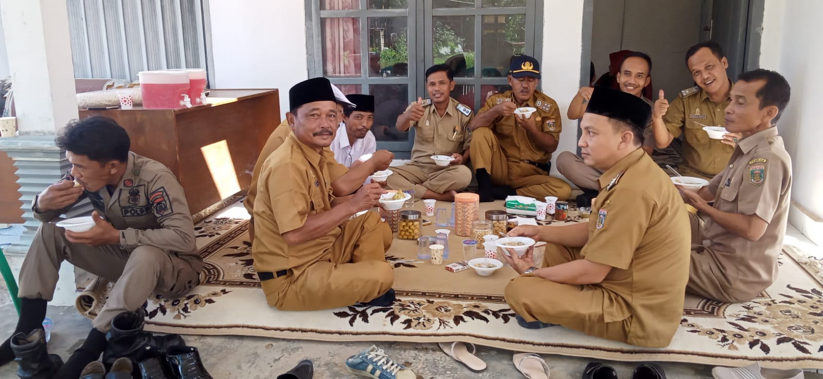 Halal Bihalal dengan Seluruh Pegawai Kecamatan Seputih Agung, Kepala Kampung Se-Kecamatan Seputih Agung, para Pendamping PKH dan DD serta Masyarakat Seputih Agung di Rumah Dinas Camat Seputih Agung