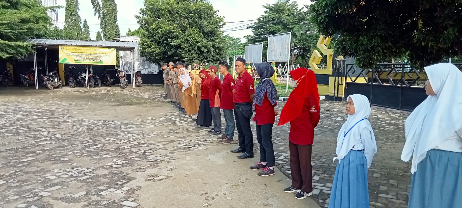 Melaksanakan Apel Mingguan di Halaman Kantor Kecamatan Seputih Agung (Senin, 06 Maret 2023)