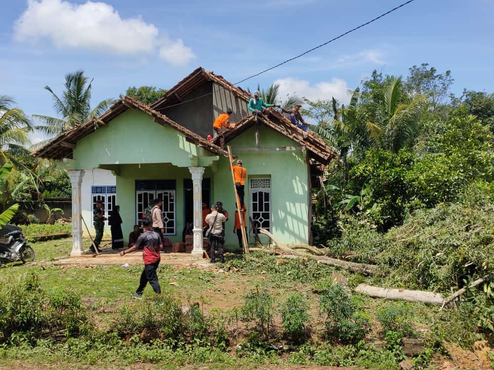 Cek Lokasi rumah yang terkena angin putting beliung dan gotong royong di Kampung Gayau Sakti dan Muji Rahayu (Selasa, 04 April 2023)