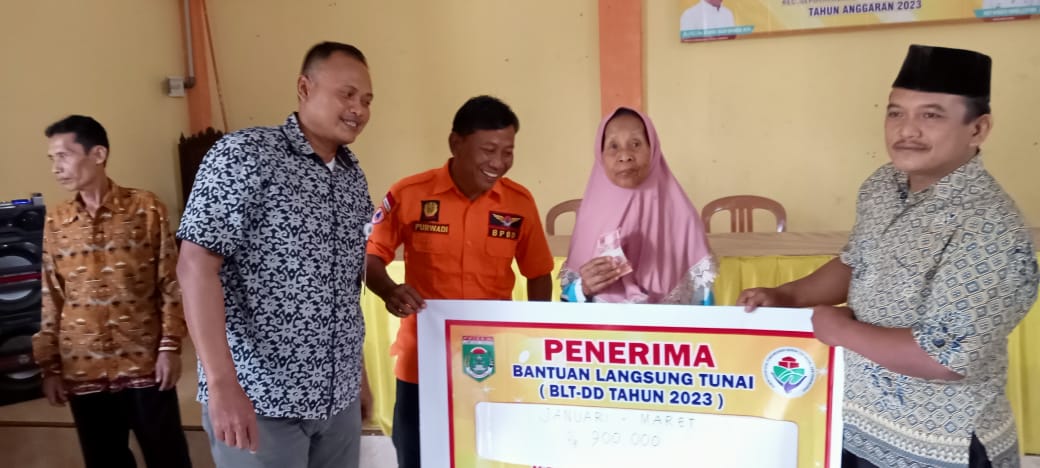 Penyaluran Bantuan Langsung Tunai (BLT DD) Triwulan I Tahun 2023 di Balai Kampung Dono Arum (Jum'at, 31 Maret 2023)