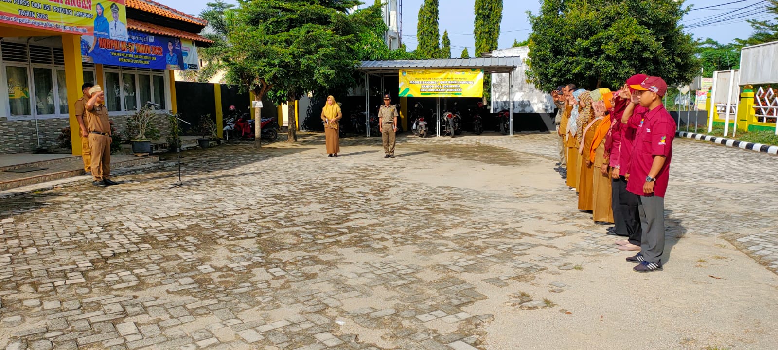 Melaksanakan Apel Mingguan di Halaman Kantor Kecamatan Seputih Agung (Senin, 05 Desember 2022)