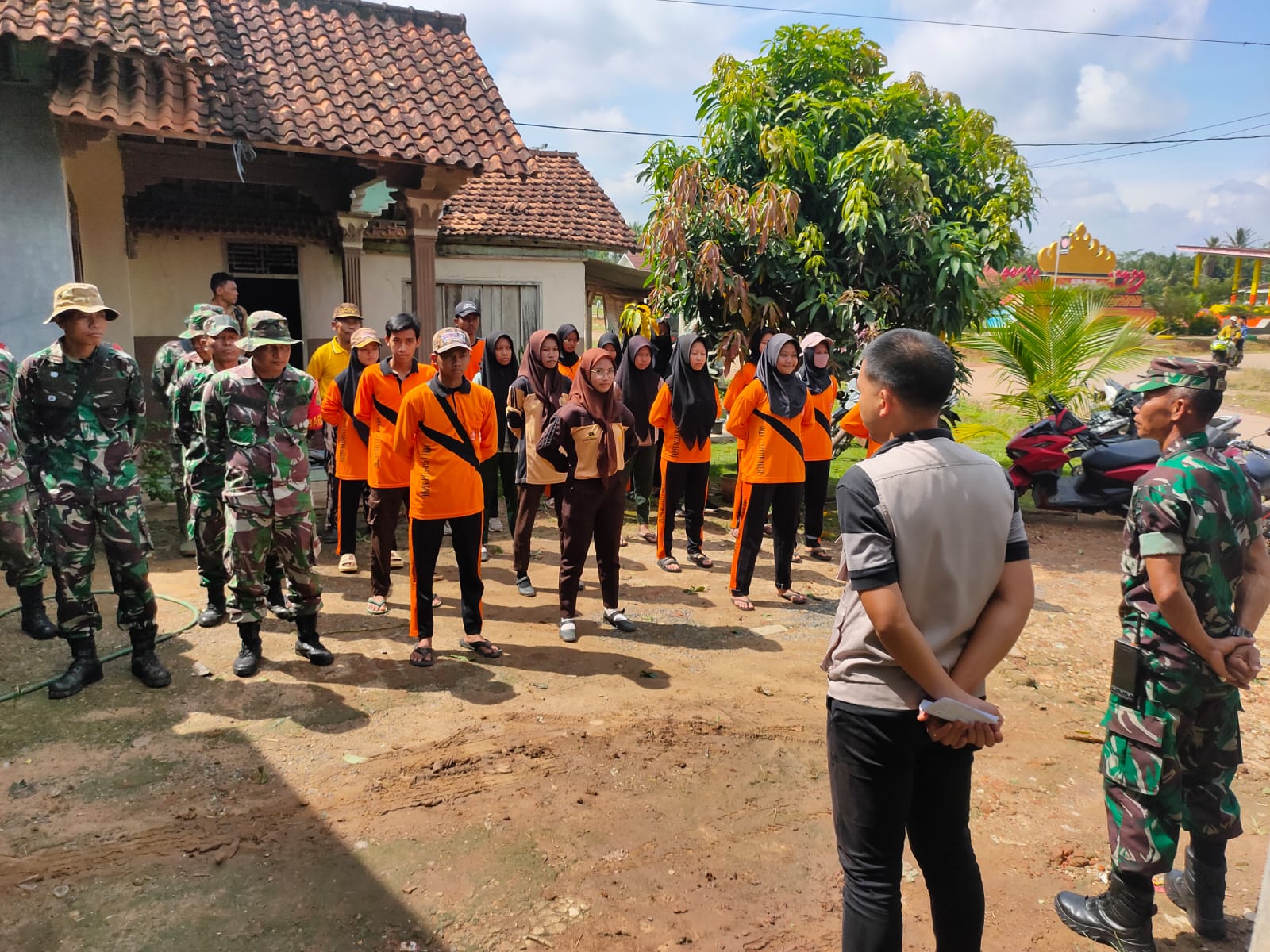 Cek Lokasi rumah yang terkena angin putting beliung dan gotong royong di Kampung Gayau Sakti dan Muji Rahayu (Selasa, 04 April 2023)