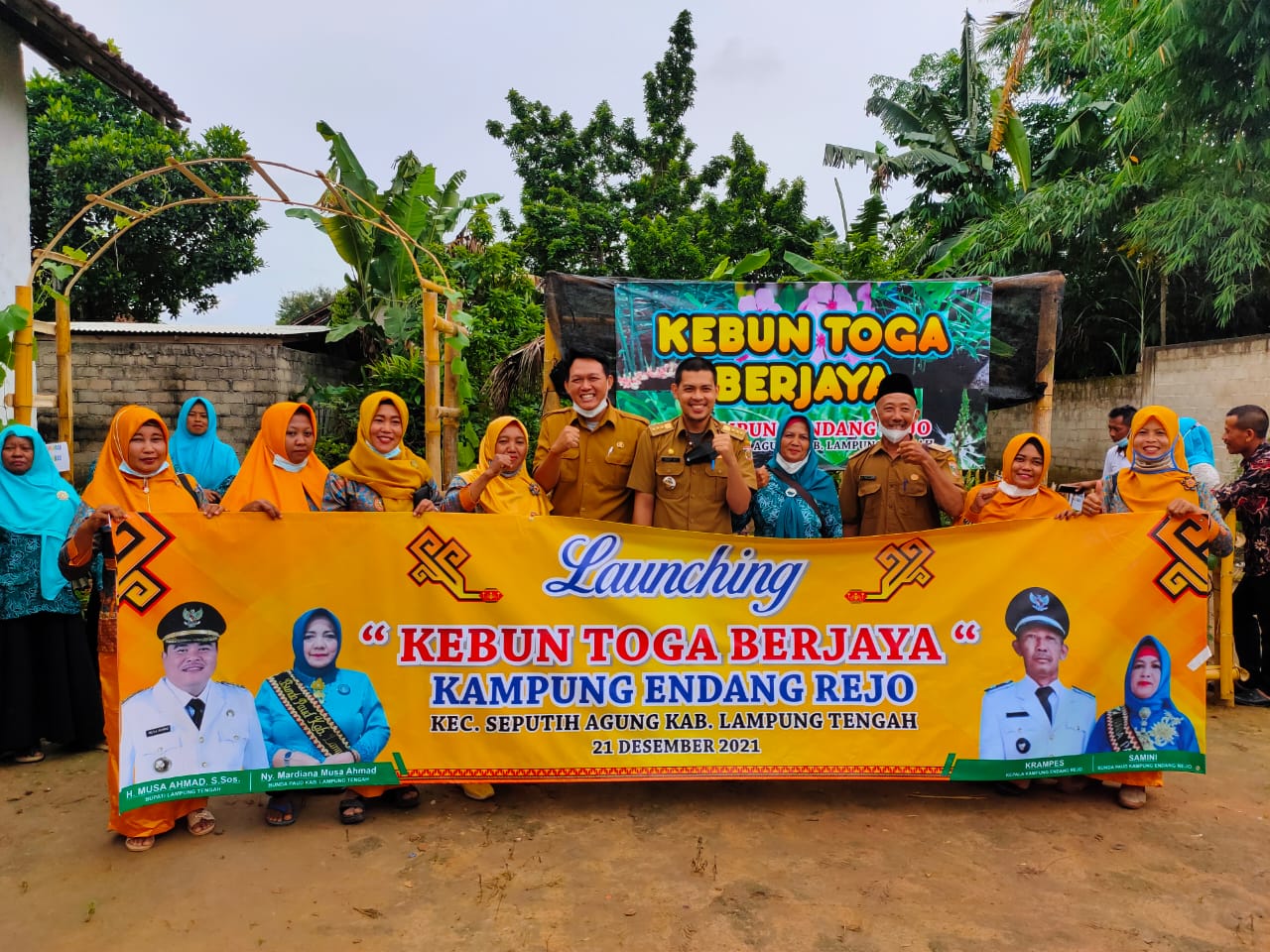 Penyerahan bantuan untuk Gerakan Menanam Tanaman Obat (Gema Toga) Berjaya di Kampung Endang Rejo dan Bumi Kencana